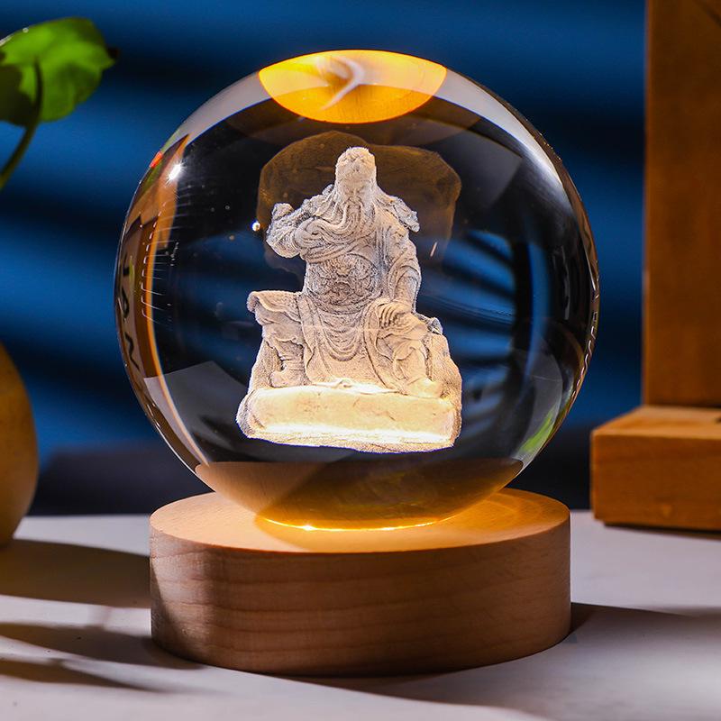 Leuchtende 3D-gravierte Kristallkugel mit Massivholzsockel für die Heimdekoration