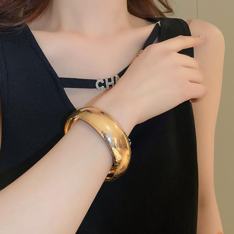 European Cold Style High-End Metal Pleated Bangle: Luxury Women's Temperament Bracelet