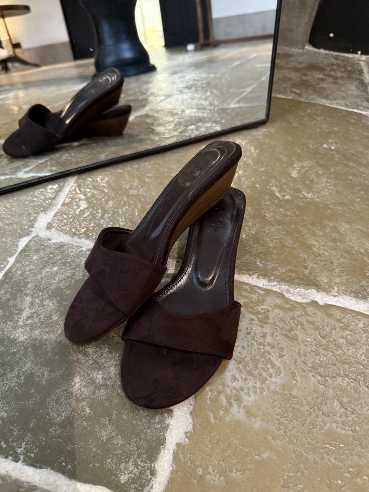 

2025 новый французский минималистичный стиль, танкетка, шлепанцы на одном ремешке, женские летние, для повседневной носки, на низком каблуке, маленькие сандалии 39