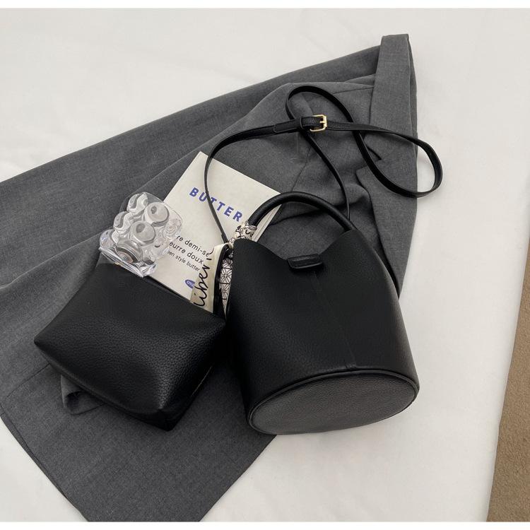 

Сумка-ведро большой емкости для девочек, женская модная сумка через плечо, сумки из двух комплектов, косая сумка с украшением в виде шарфа, коврик из искусственной кожи чёрный