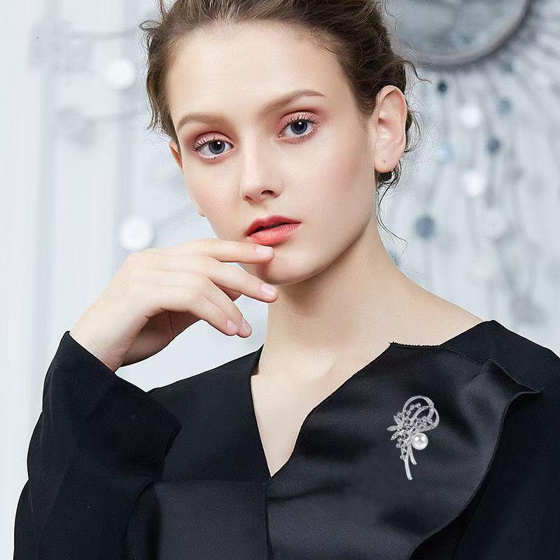 

Elegant Narcissus Brooch Pearl-Embellished Fashion Flower Pin For Clothing A1