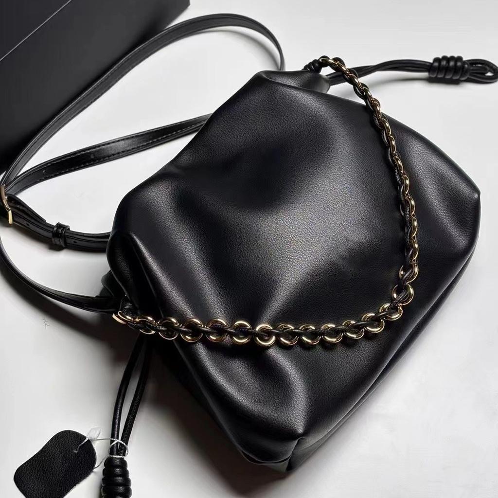 The New High-end Women's Bag Made of Cowhide, the Cloud Bag, Is Simple and Versatile