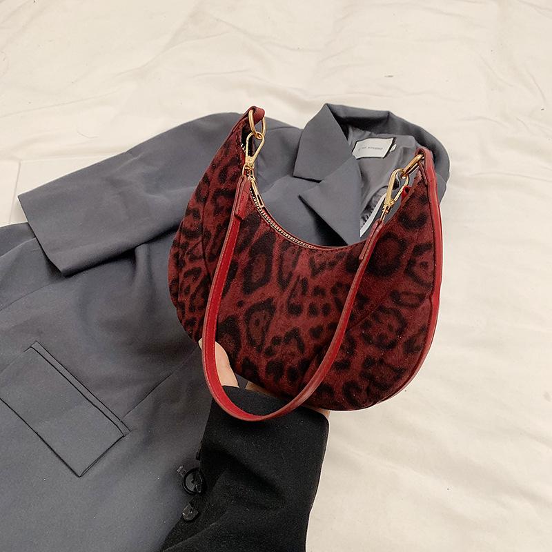 

Сумка-полумесяц подмышку трендовая новая женская повседневная 2025 корейская версия зарубежный стиль леопардовый принт личность темперамент ручная носка на плечо красный