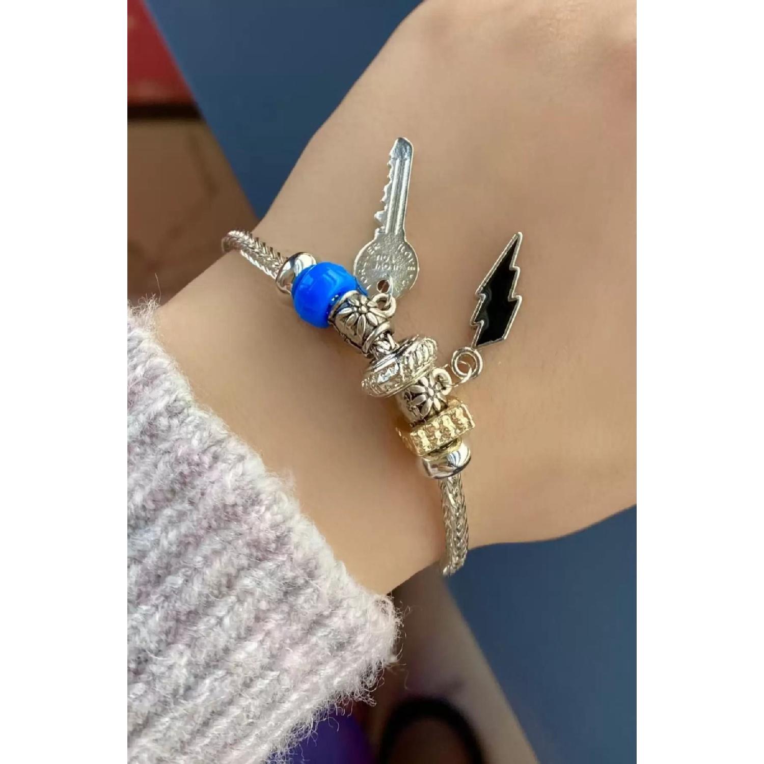 

Серебряный браслет-цепочка с разными фигурками Tek Ebat