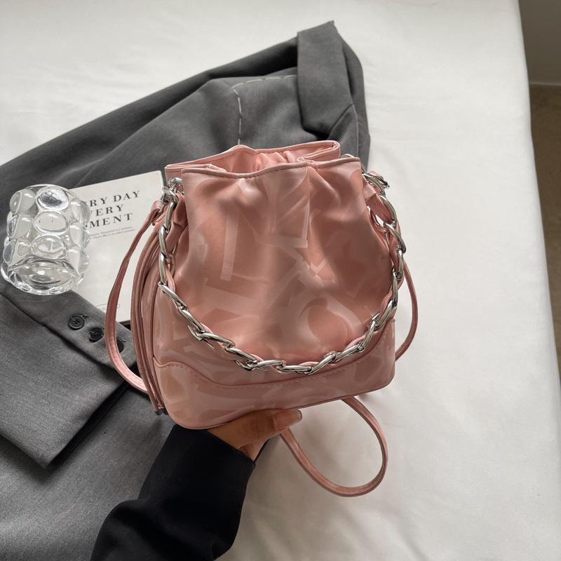 

2025 summer new fashion Korean version simple shoulder bag female niche ins messenger bag bucket bag female розовый