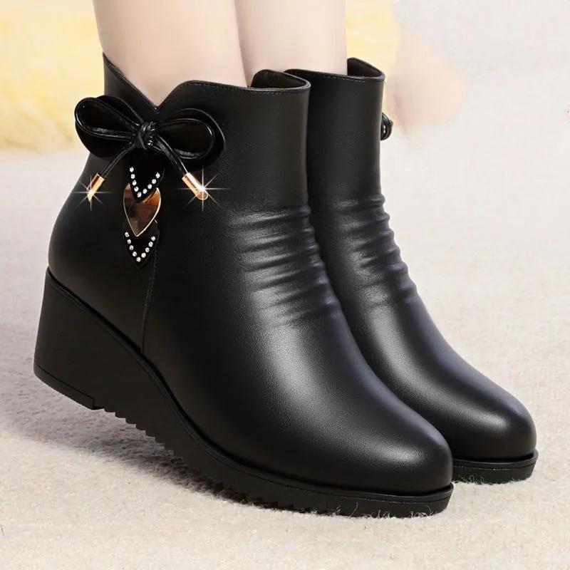 Mother's Cotton Shoes, Thickened Real Soft Leather Short Boots, Soft-soled Women's Non-slip Plus Velvet Flat-bottomed Warm Middle-aged Leather Shoes