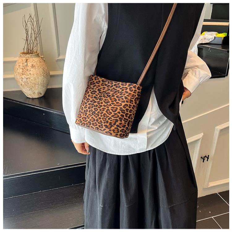 Women Suede Bucket Bag Faux Suede Shoulder Bag Large Capacity Women's Commuting Bags Retro Trendy Solid Color Tote Handbags 2025