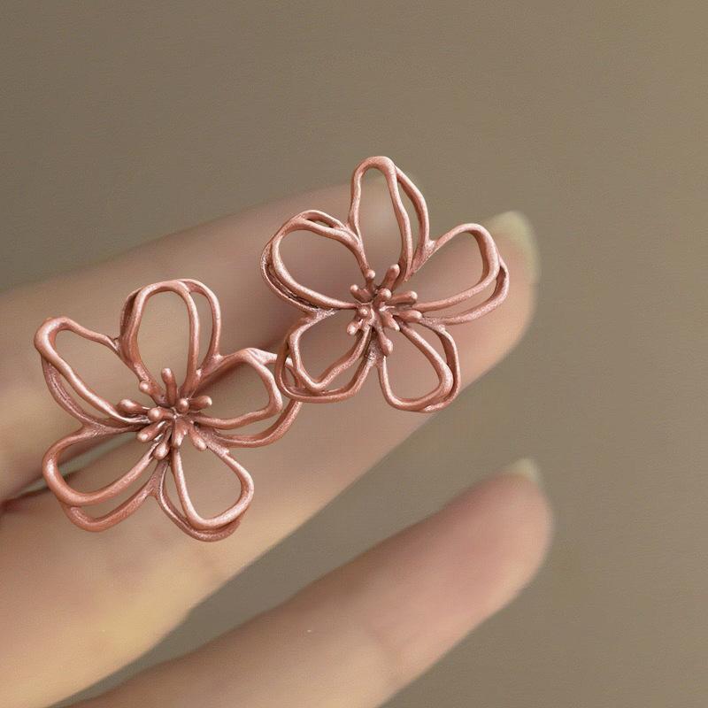 

Серьги-пуссеты с полыми цветами, атмосфера, нишевый дизайн, личность, простые, модные, универсальные, темпераментные серьги, женские