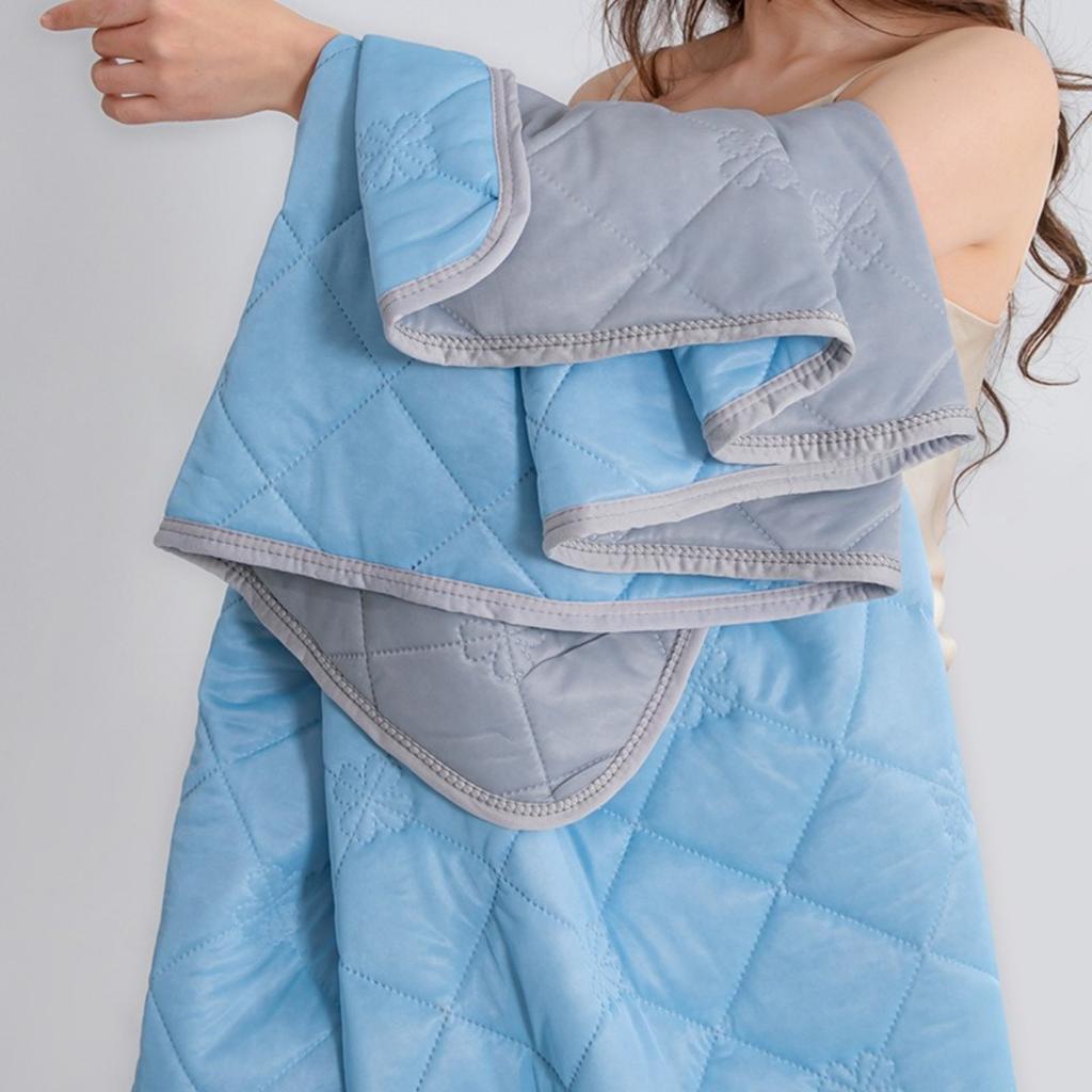 200*230CM 1 Stück Kühle Sommerdecke. Die Decke ist dünn, atmungsaktiv und maschinenwaschbar, geeignet für heiße Schläfer mit Luftkühlung.