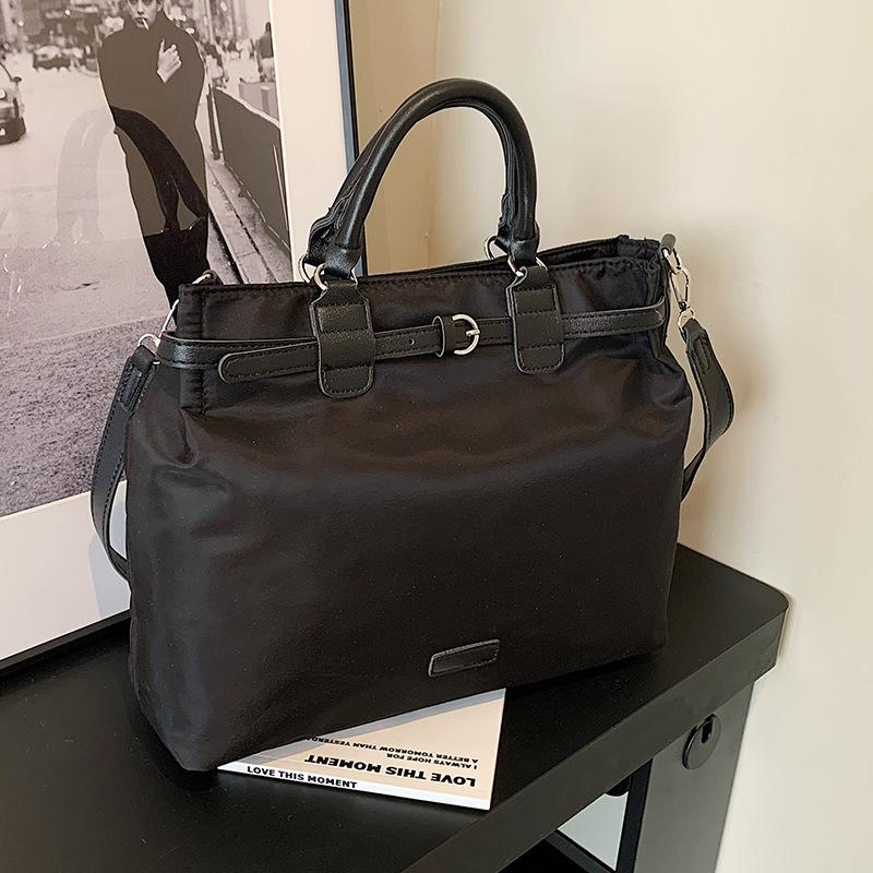 

Большая вместительная сумка женская осенне-зимняя универсальная 2024 новая простая женская оксфордская ткань текстура портативная дорожная сумка чёрный