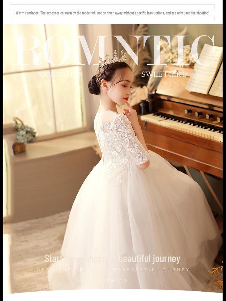 Mittellanges, schmal geschnittenes weißes Tüllkleid für Blumenmädchen