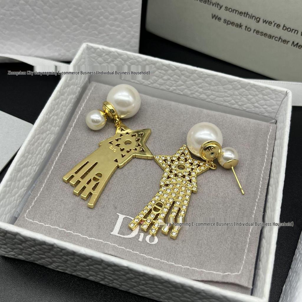 Elegant Star Earrings: Women's Inlaid Diamond Shooting Star with Large and Small Pearls and Five-Pointed Star Design.