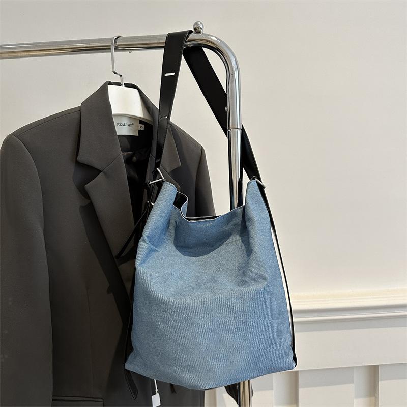 

Foreign style Korean version fashion solid color trend casual shoulder large capacity casual 2025 autumn new messenger bucket bag світло-синій колір