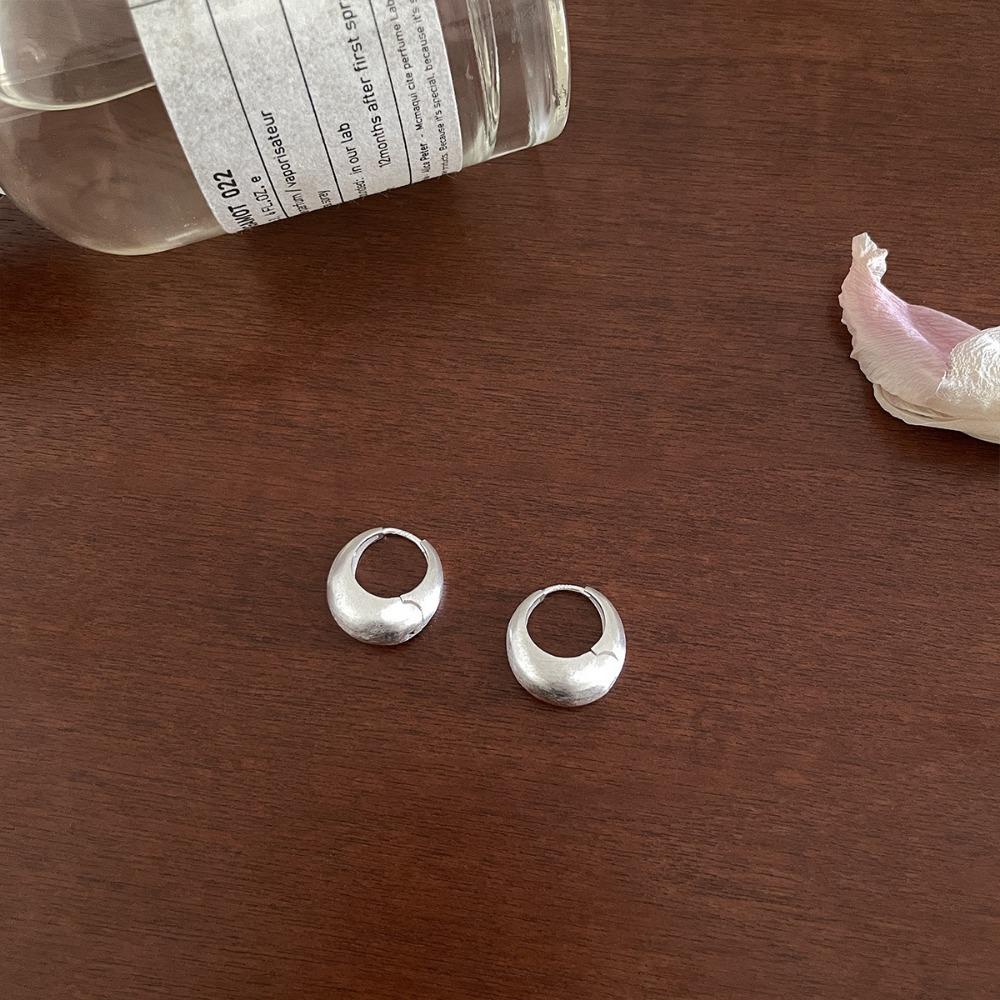 1ПАРА Матовые простые серьги-кольца женские нишевые высококачественные серьги с эффектом — фото 6