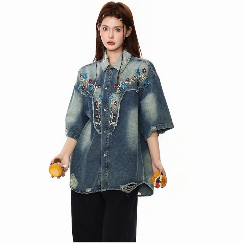 Übergroße Denim-Vintage-Stickerei-Blumenhemden und -blusen mit kurzen Ärmeln für Bluse. Lässige lockere Sommeroberteile für Damen mit Knopfleiste.