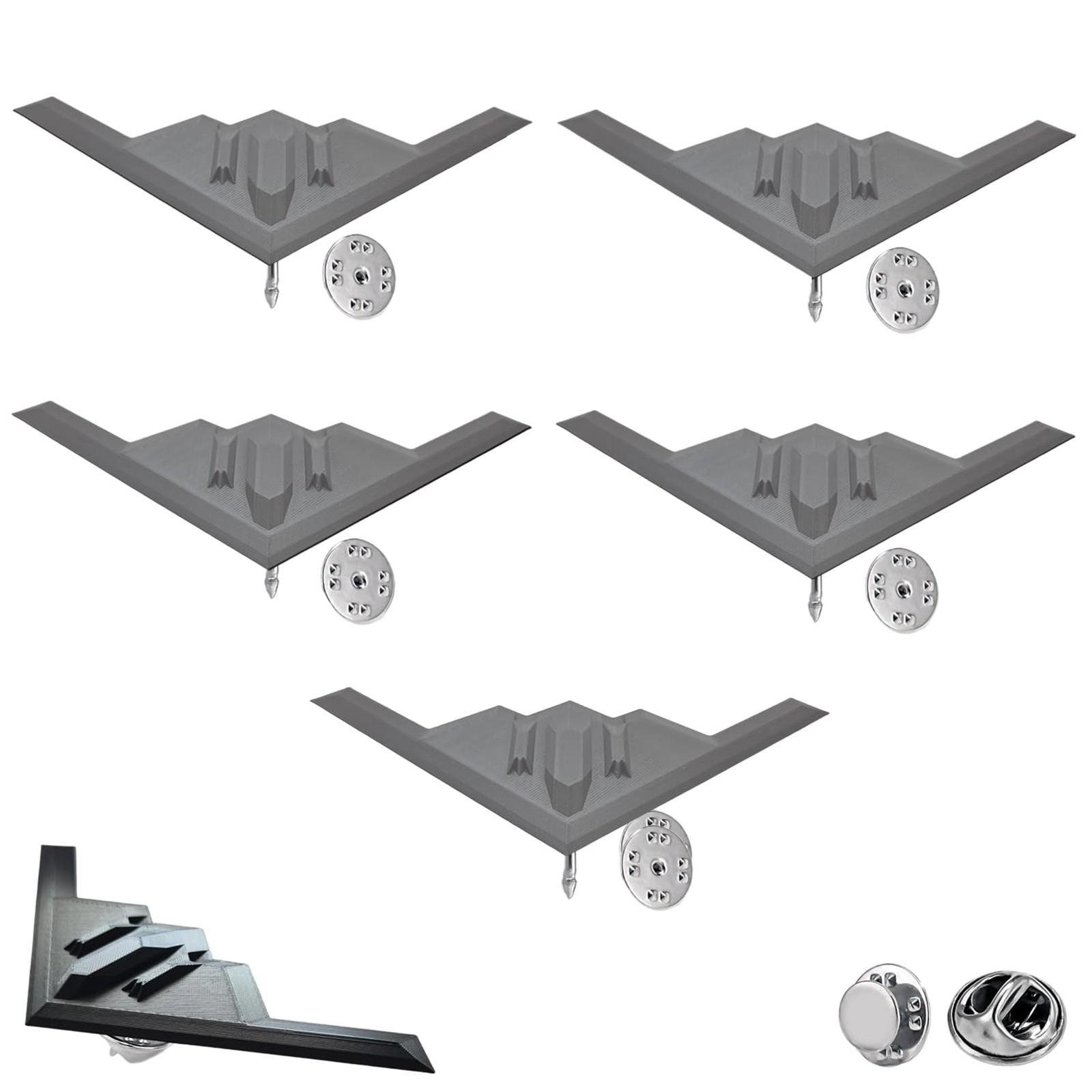 

Значок на лацкан в стиле истребителя, с текстурой, подчеркивающей линии тела, украшает воротник, добавляя личности и изобретательности. One Size