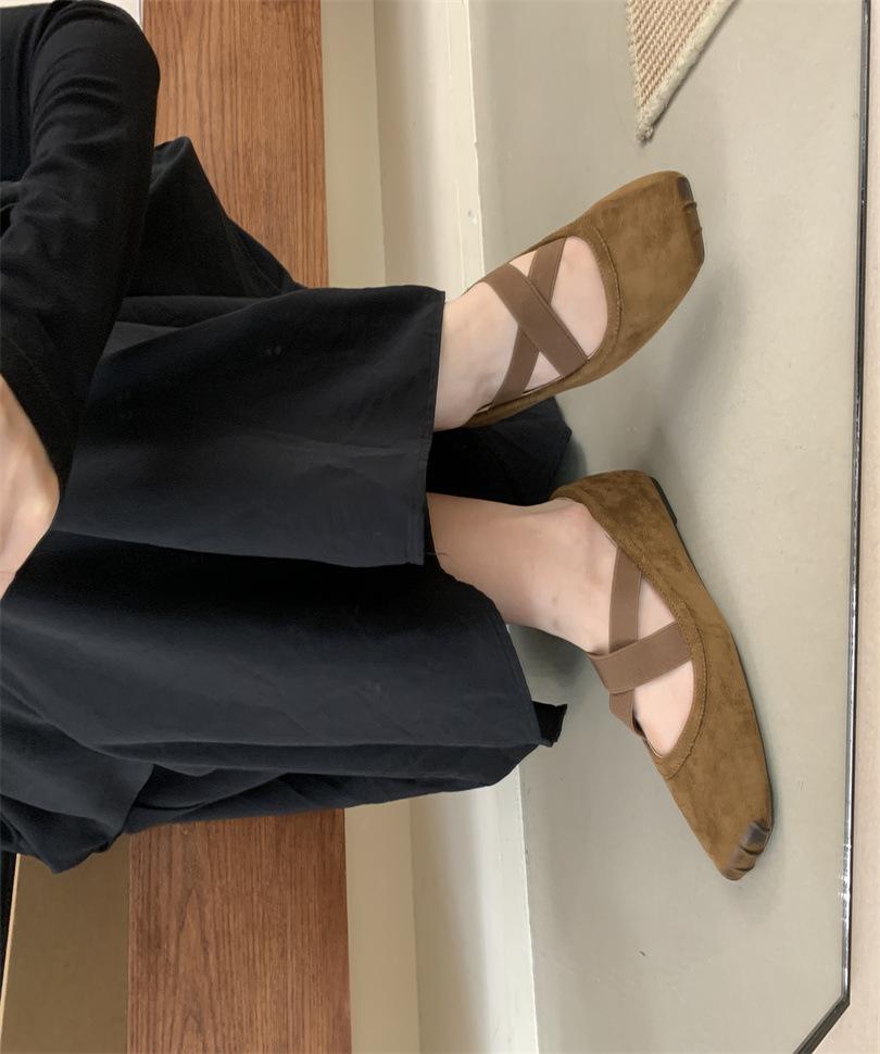 

Туфли Мэри Джейн на внутренней платформе женские 2025 весна новые вечерние туфли маленькие замшевые французские ретро с мелким вырезом одинарные туфли 39 коричневый