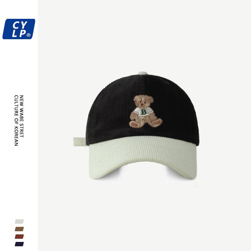 Koreanische Niedliche Cartoon Bär Bestickte Baseballkappe für Damen im Winter Kord Studentenmode Spleißen Kontrastfarbe Baseballkappe