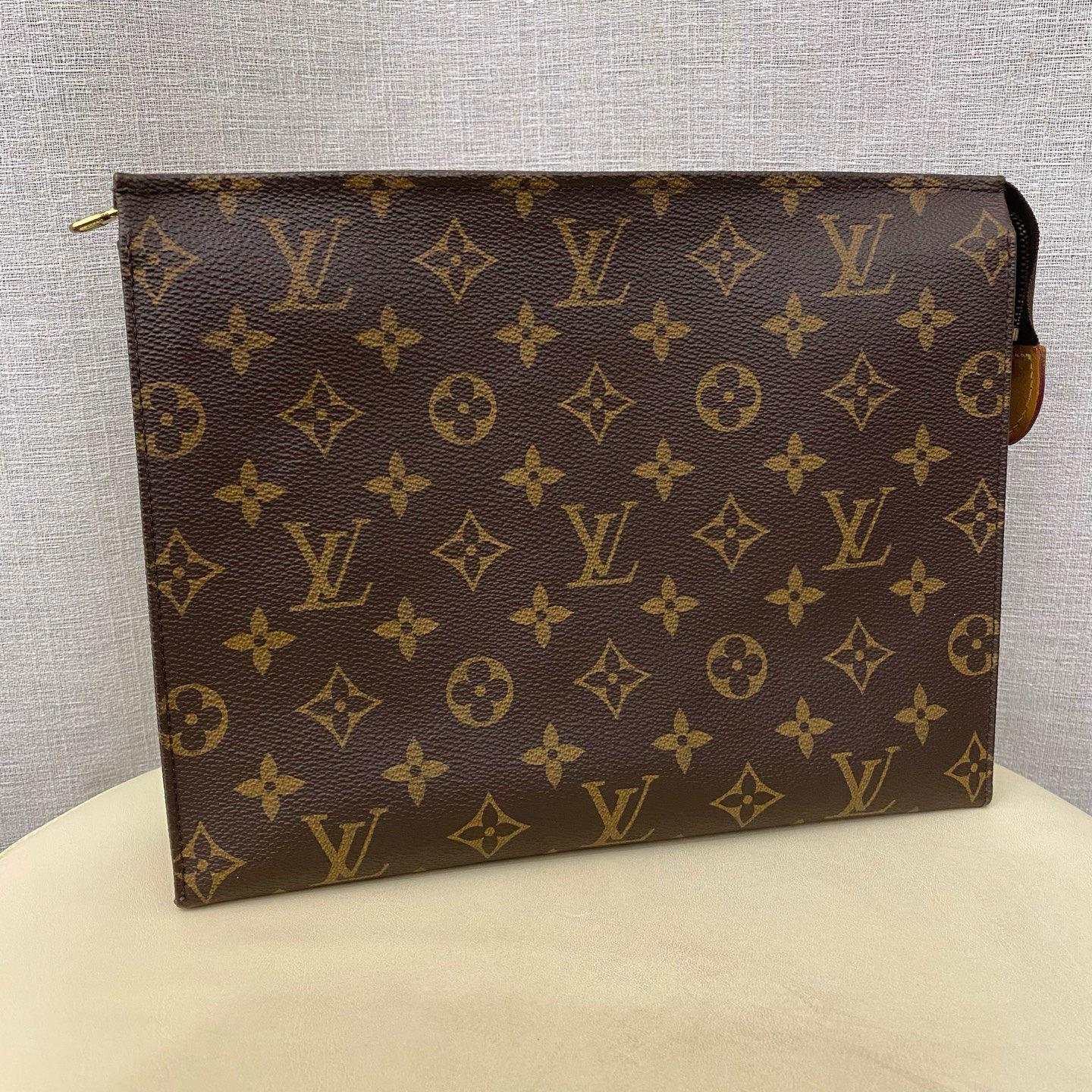 [Pre-Owned] Toiletry Pouch 26 Classic Monogram Canvas And Leather Wash Bag - Very Good #1J7GJC8 ONE SIZE