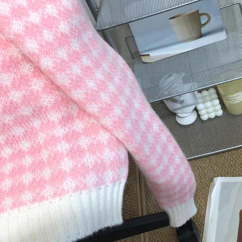 Soft and Stylish Knitted Cardigan: Short, Feminine Sweater for a Slimming and Radiant Look.