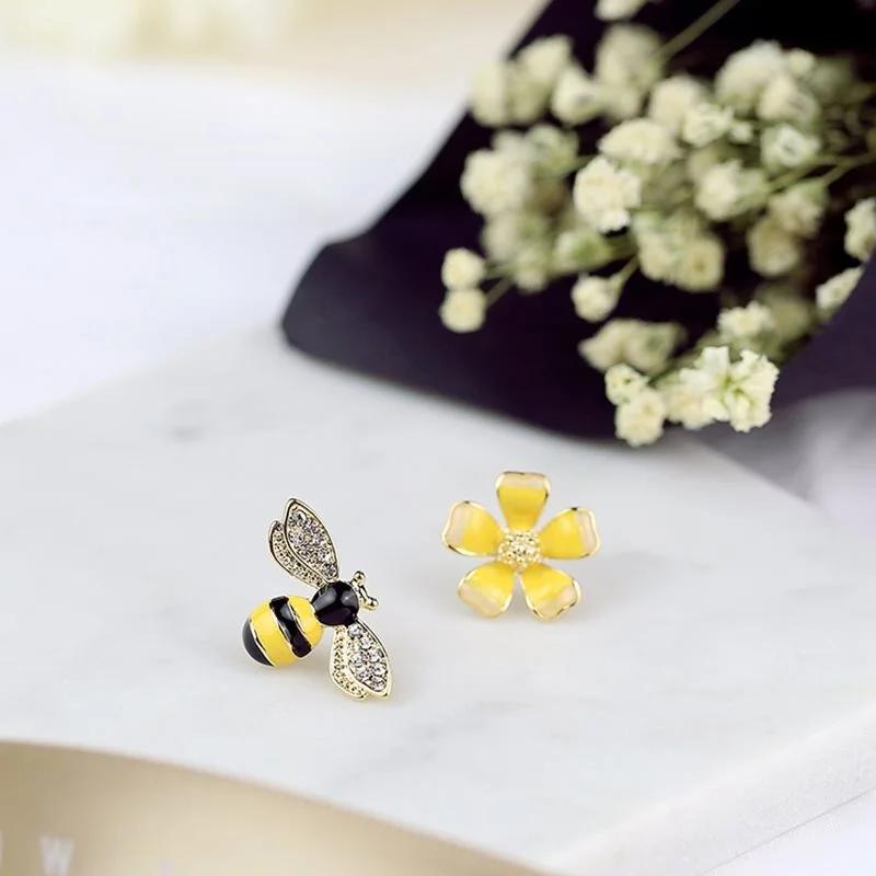 1 Pair New Simple Atmosphere Crystal Ladies Popular Bee Stud Earrings Sweet Stud Earrings
