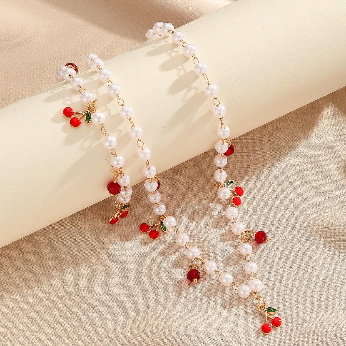 

A cherry heart-shaped strawberry pearl crystal necklace with fashionable, simple and versatile accessories suitable for daily wear