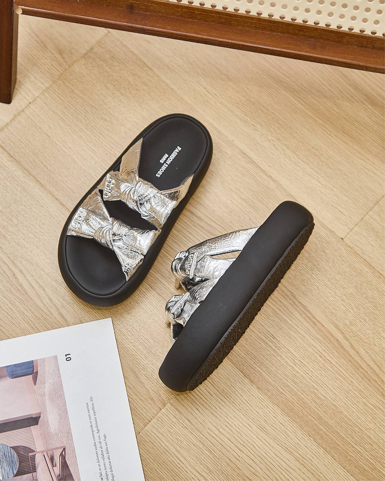 

2025 новые крутые шлепанцы на толстой подошве для женской моды и универсальные шлепанцы с открытым носком и бантом, женская повседневная обувь, трендовая обувь 40 серебряный