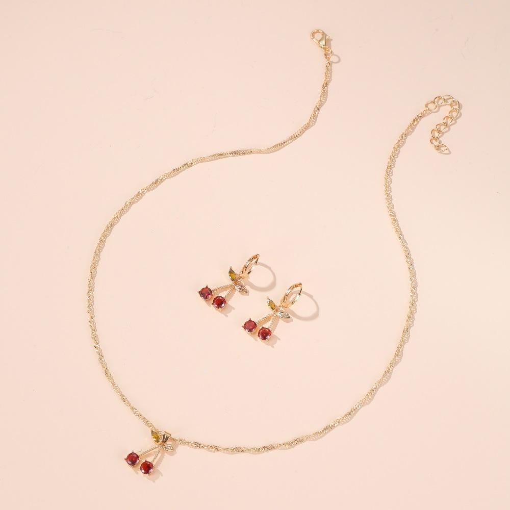 Lusso Festa Cena Nuziale Temperamento Set Zirconi Cristallo Rosso Brillante Ciliegia Cuore Ciondolo Collana e Orecchini Pendenti per Donne