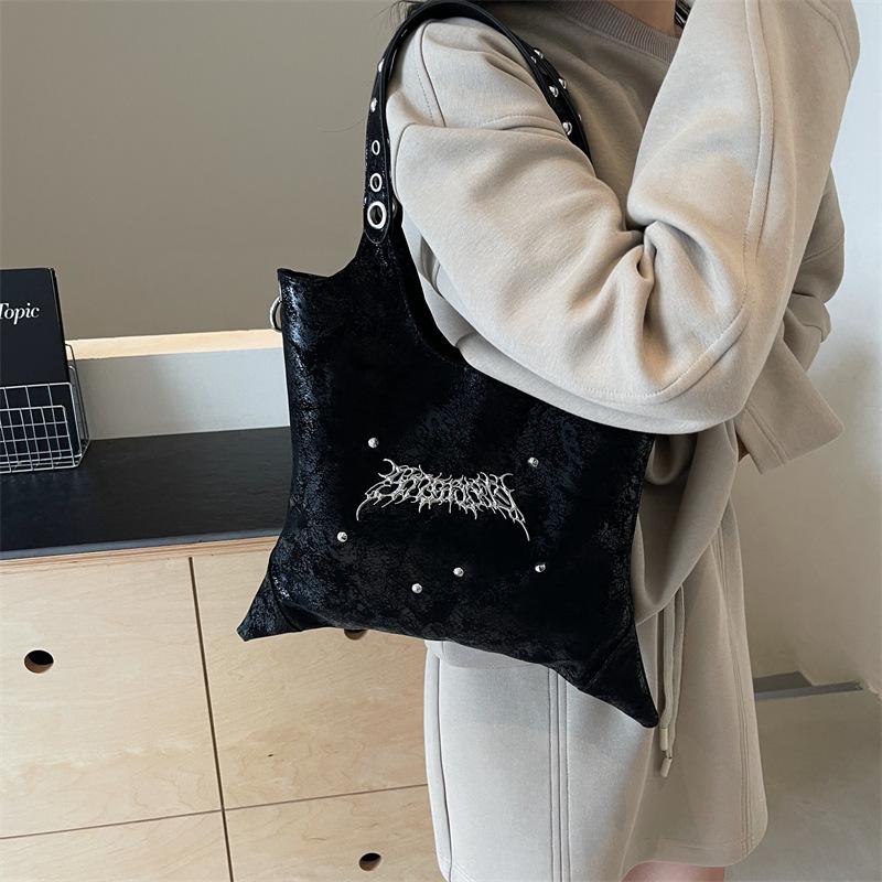 Nischendesign Dark Wind Spice Girl Handnieten-Achseltasche 2025 neu große Kapazität Schulter Crossbody Tragetasche