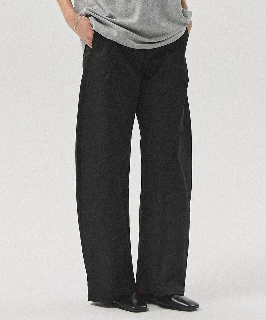 Aheule Vorn Curved Tuck Chino Pants_Black