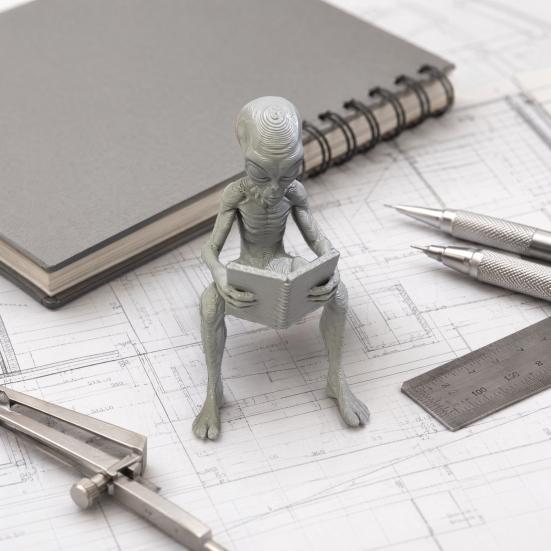 yangyizhi 3D Printed Reading Alien Ornament, Creative Sitting Sculpture, Resin Collectible Figures Desktop Office Study