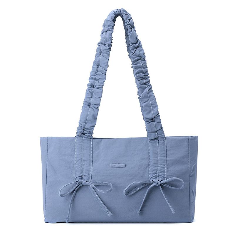 Han Suxi ma tę samą słodką, małą i świeżą plisowaną kokardkę, damską torbę na ramię i worek ściągany o dużej pojemności.