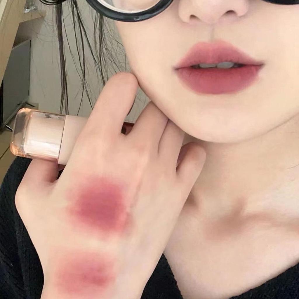 Toot Dodo Lippen-Mud: Leichter Rauchrosa Nude Lippenstift mit milchig-cremiger Textur für einen sanften, hautaufhellenden Stil.