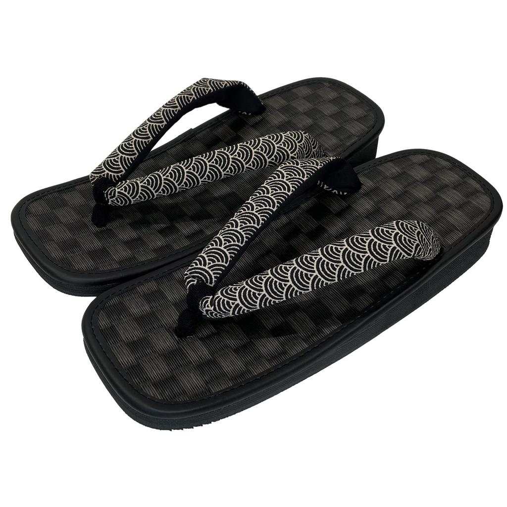 Edoten Geta Tillverkade i Svart Igusa Rutiga Japansk Stil Sandaler med Svarta Svampsulor och Japanskt Mönstrade Seigaiha Storlek L Sandaler, Japan,