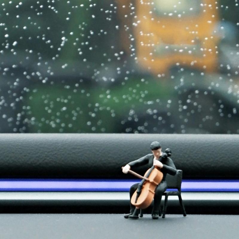 Resin Miniature Figures of Violin Players in 1/64 Scale Ideal for Long Term Decors and Artistic Projects
