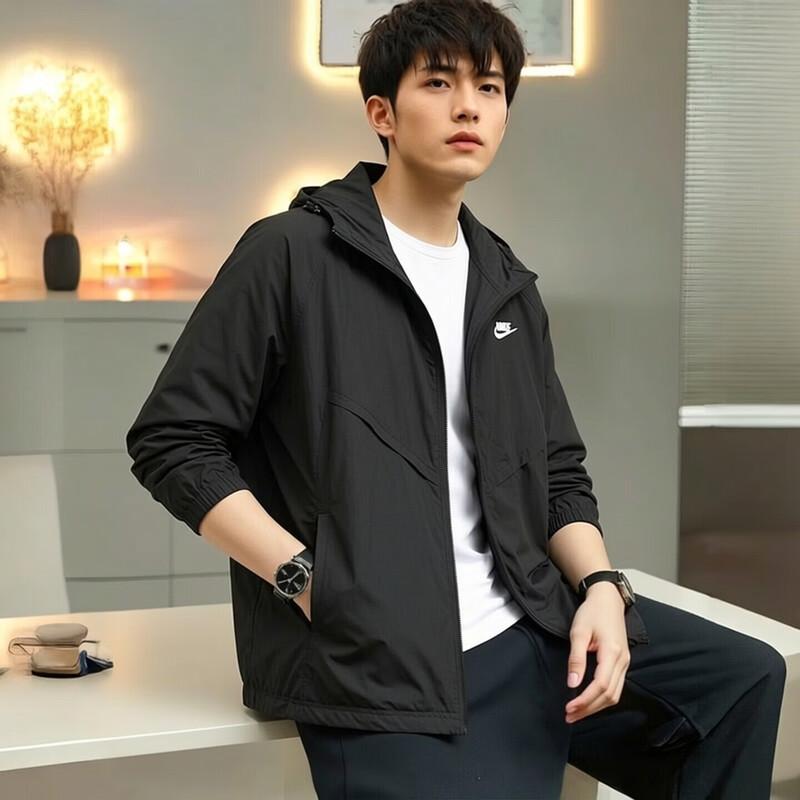 

Nike Men s Woven Hooded Jacket S