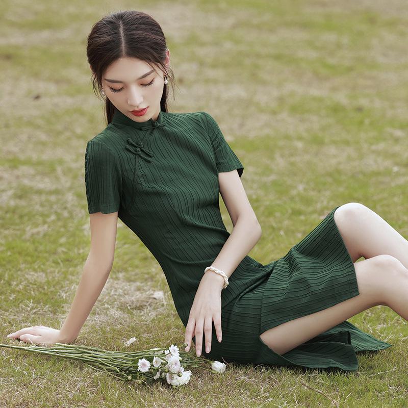 2025 New Green Retro Cheongsam: Elegant Summer Style for Young Women with a Literary Republic of China Influence