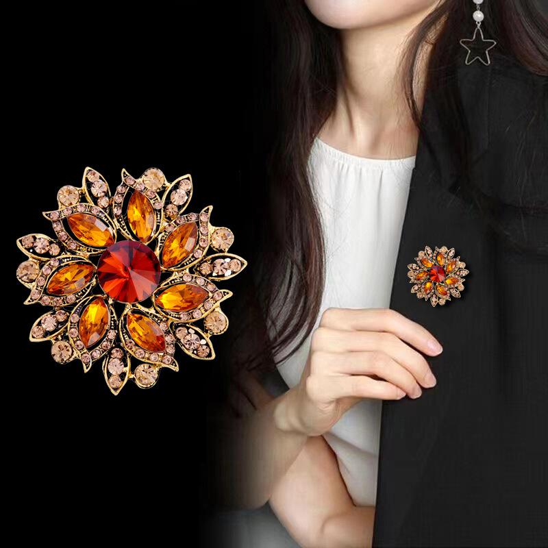 1 Stück Kreative Kristallglas-Anstecknadeln Stilvolle Strass-Blumenbroschen Für Damen Veranstaltung Lustig Luxusgeschenke Neujahr Freunde Dekoration