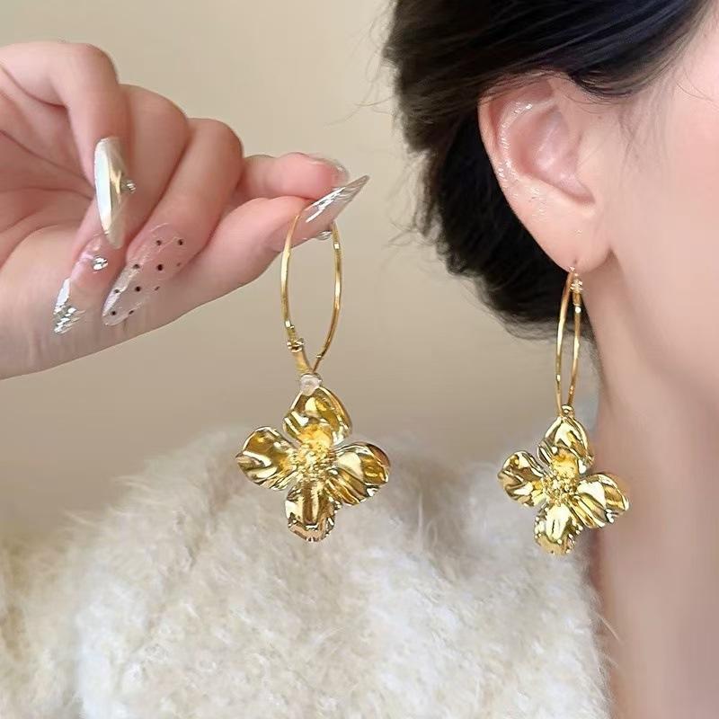 Exaggerated golden flower earrings women s light luxury atmospheric earrings socialite banquet earrings