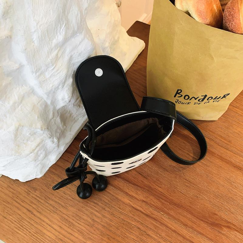 Small Crossbody Bag with Simple and Elegant Style, Suitable for Daily Commuting and Fashionable for Ladies.