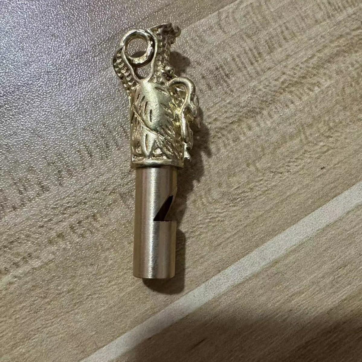 

Персоналізований латунний брелок зі свистком для виживання