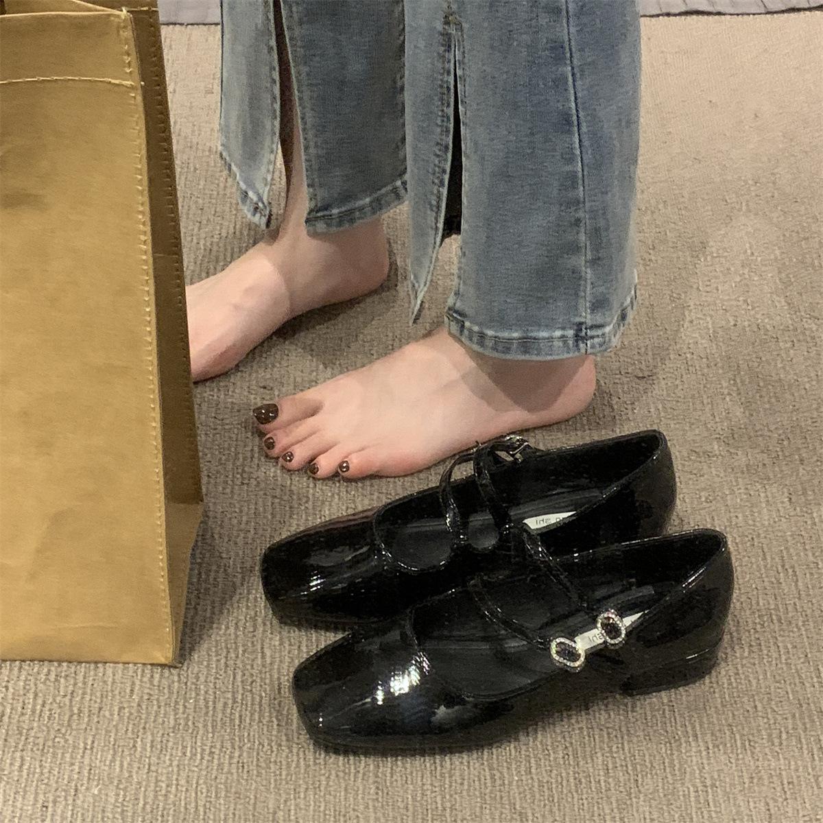 

Красные туфли Мэри Джейн женские весна и осень 2025 новые толстые каблуки лакированная кожа французские туфли с юбкой неглубокий вырез одинарные женские туфли 39 чёрный