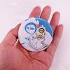 Spilla Pin Smaltata Anime Gatto Bianco Suzume no Tojimari