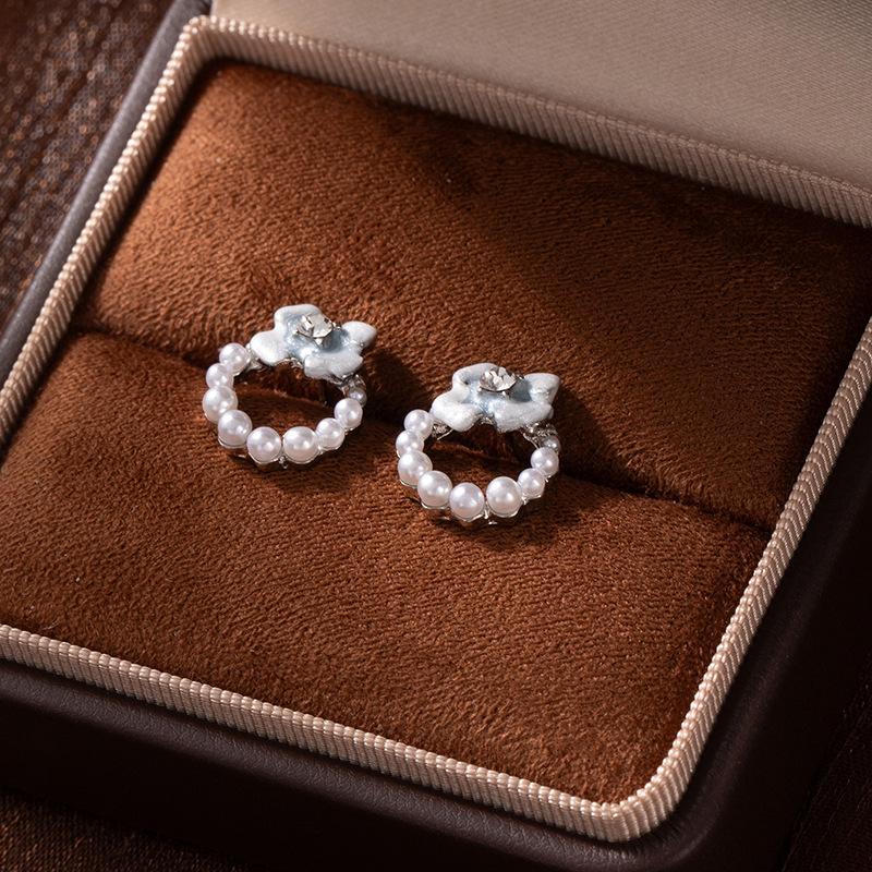 

Super Fairy Blue Smudged Oil Dripping Flower Pearl Earrings, High-End Imitation Silver Needle Earrings, Small Fresh Bow Earrings.
