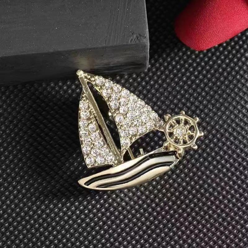 Exquisite Small Sailboat Brooch Pins for Women Men Unisex Rhineston Zircon Lapel Pins Successful Badge Party Suit Jewelry Gifts