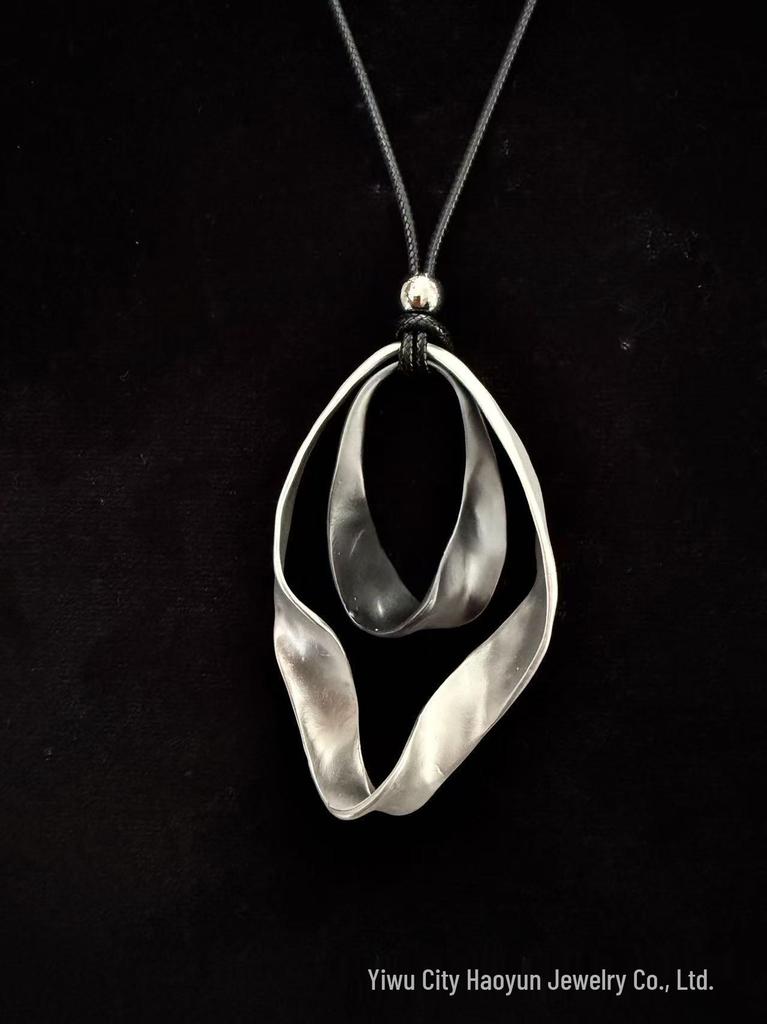 European-American Silver & Gold Double Ring Twist Pendant Necklace: Fashionable Long Sweater Style for Women
