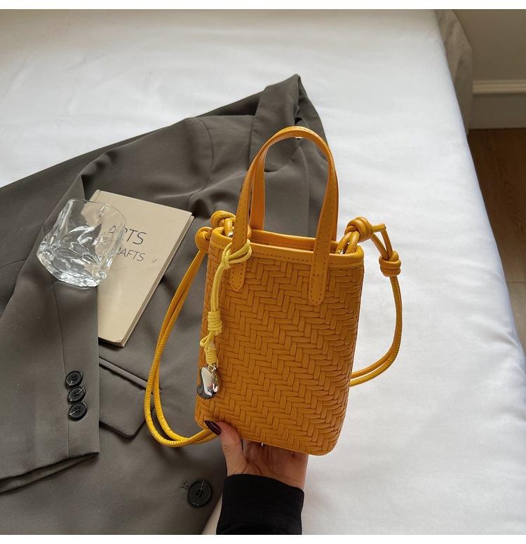 2025 woven bag popular versatile high sense mobile phone messenger bag fashion niche design commuter messenger bag