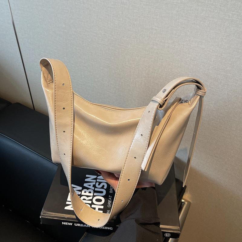 Large-capacity Simple Bag Women's Spring and Summer New Fashion Shoulder Messenger Bag Commuter Dumpling Bag