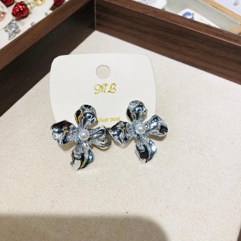 

Flower Stud Earrings for Women Girls Imitation Pearl Stainless Steel Earrings Vintage Luxury Floral Piercing Ear Jewelry aretes срібний