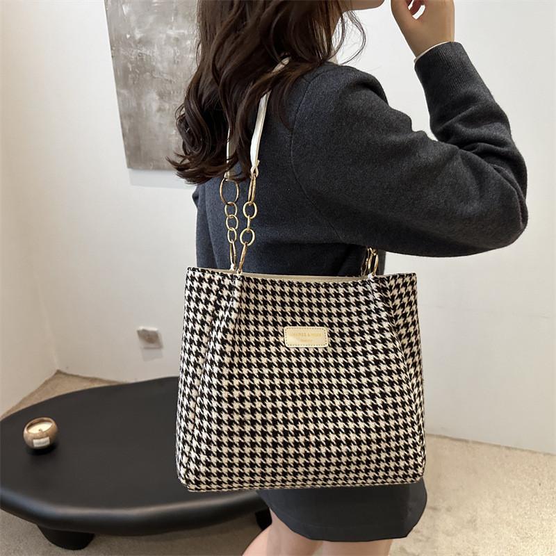 Large Capacity Fashionable Tote Bag For Commuting Stylish And Versatile Summer 2024 Edition